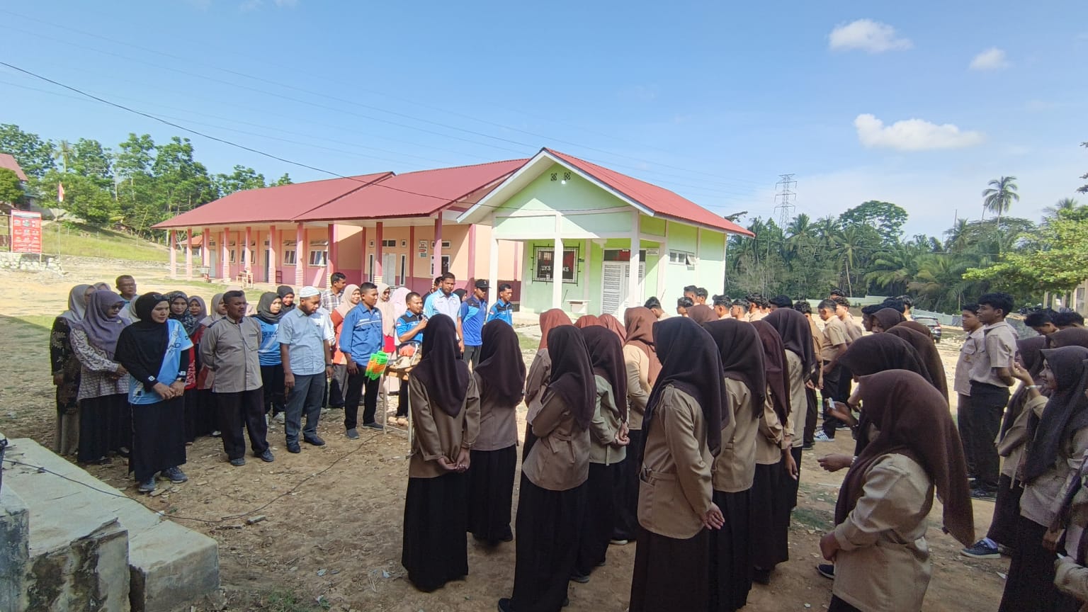 Peringati Hardiknas, SMKN 1 Darul Aman Gelar Apel Bersama dan Aksi Gotong Royong